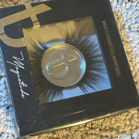 Tori Belle Magnetic Lashes- (can be worn w/ adhesive as well as magnetic liner) - Picture 1 of 2